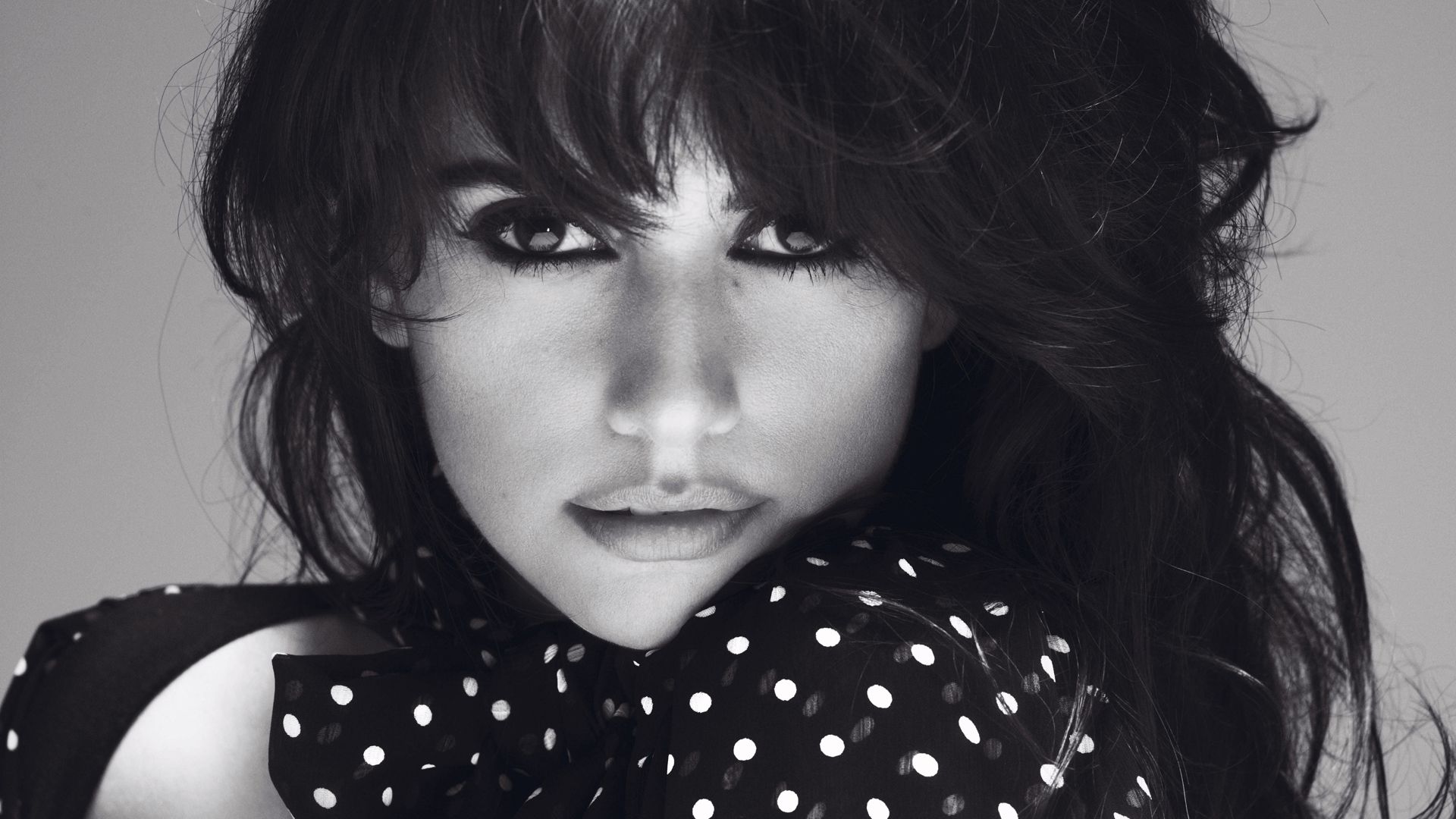 Пенелопа Крус показала стрункі ніжки у спокусливому міні