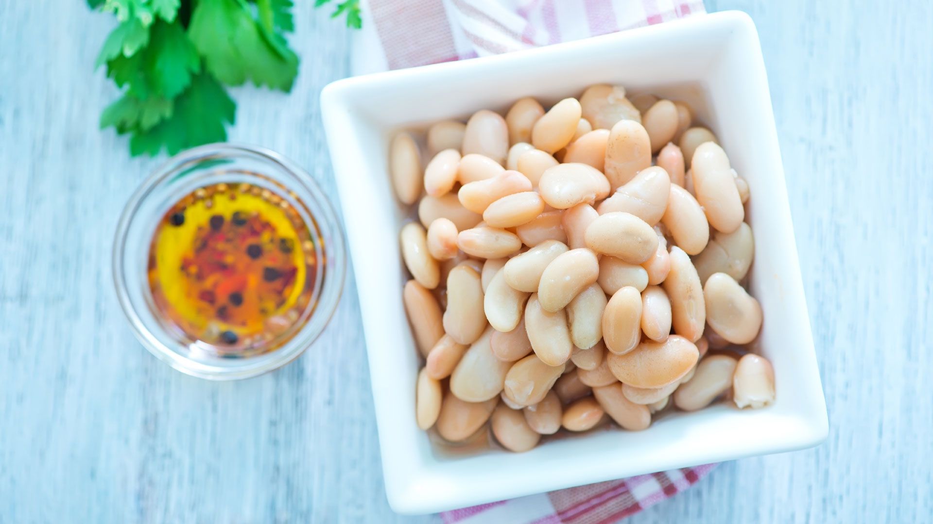 Найпростіший салат з консервованою квасолею