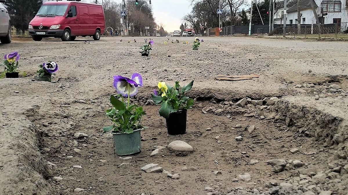 Порошенка на Закарпатті зустріли квітами у ямах на дорозі: відеофакт