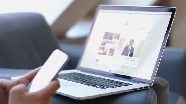 Багато людей читає новини у соціальних мережах - фото 314731