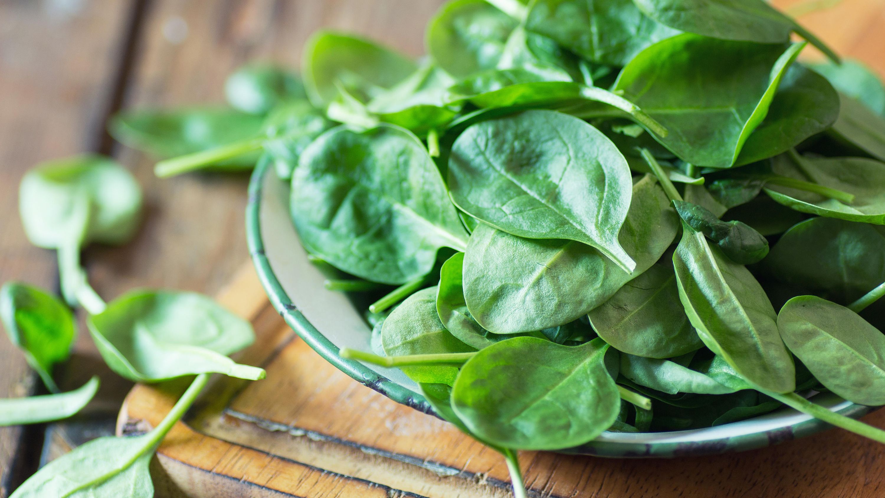 Фахівці розповіли, чому чоловікам потрібно регулярно їсти шпинат