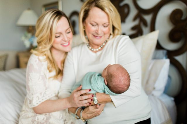 Жінки стають схожими на матерів з народженням первістка - фото 315127