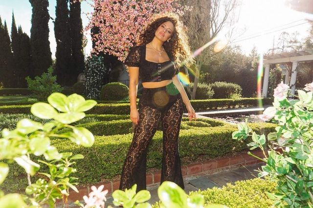 Найсексуальніша модель plus-size поділилася фото у мереживній білизні - фото 315468