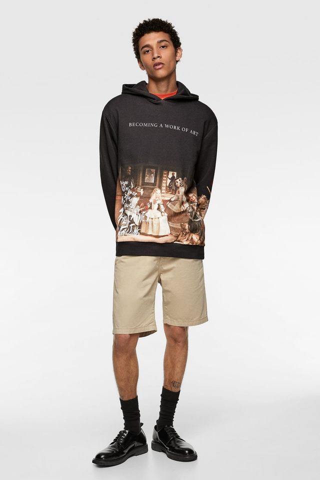 Напис 'Стаючи твором мистецтва'. На толстовці – картина «Меніни» Дієго Веласкеса. На рукаві – кінний портрет Гаспара де Гусмана, Веласкес. - фото 315801