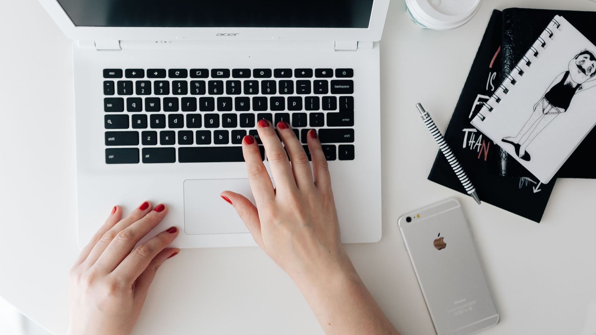 Чи треба відключати батарею ноутбука, якщо працюєш від розетки