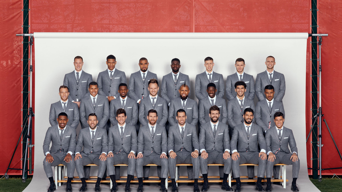 Футболісти Барселони знялися у сірих костюмах - фото 1