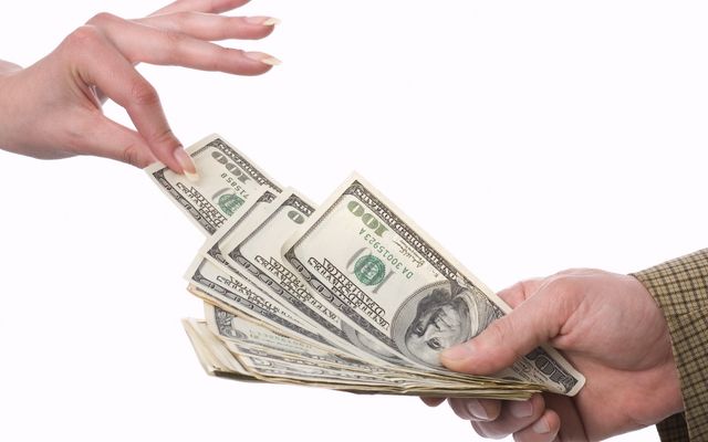 Чому не можна чіпати чужі гроші - фото 316473