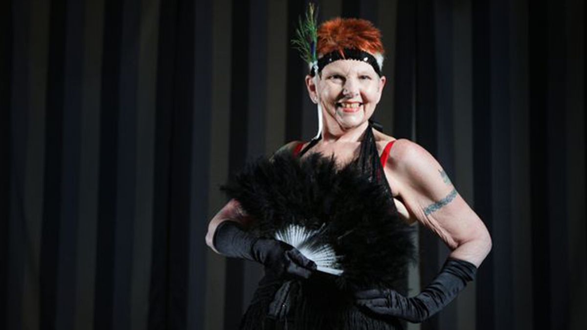 71-річна британка стала найстарішою еротичною танцівницею