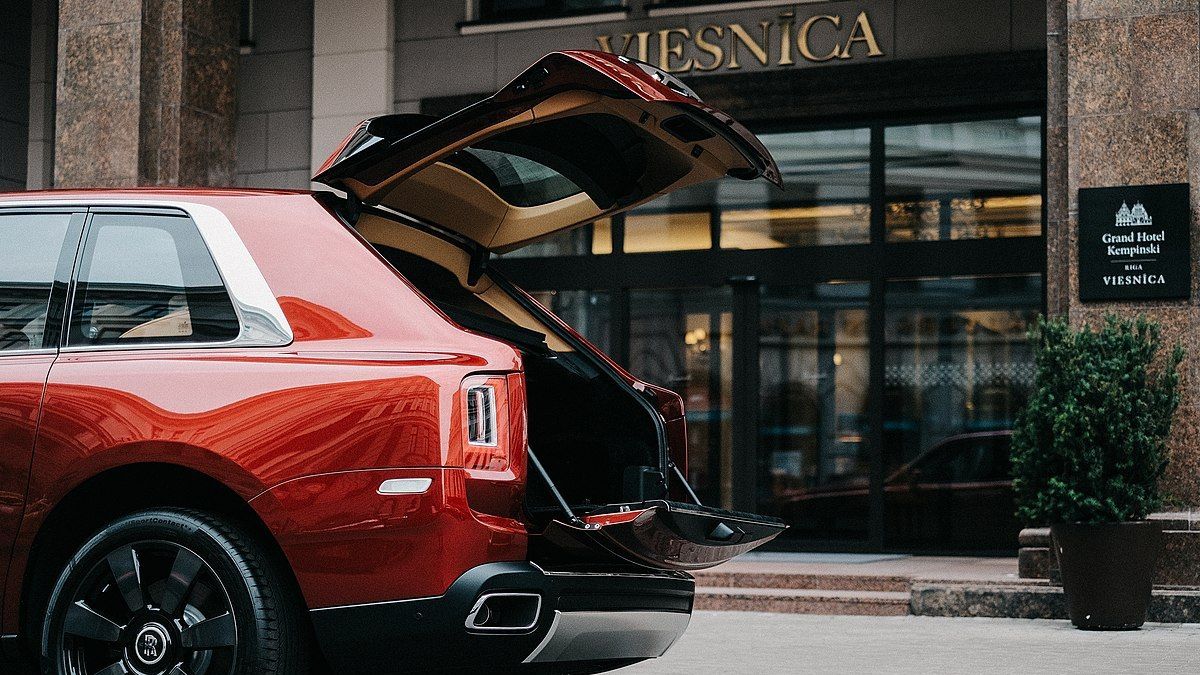 Купити Rolls-Royce Cullinan в Україні можна за ціною від 12,5 млн. гривень - фото 1