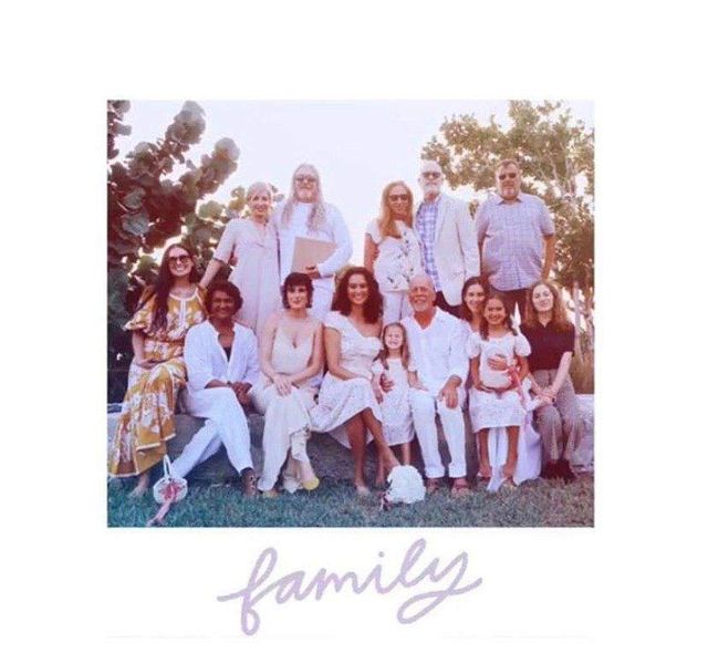 Голлівудська актриса з'явилася на публіці у жовтій вишиванці - фото 316721