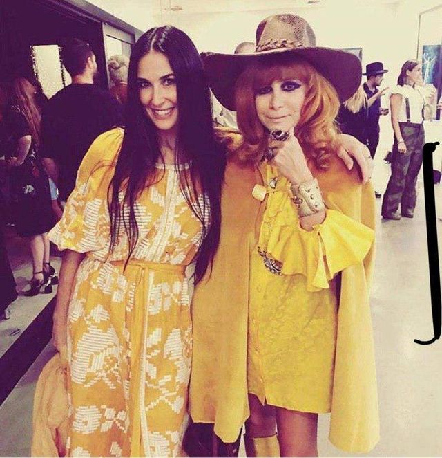 Голлівудська актриса з'явилася на публіці у жовтій вишиванці - фото 316722