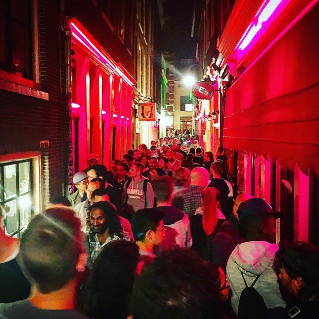 Натовпи туристів заважають місцевим мешканцям - фото 316999