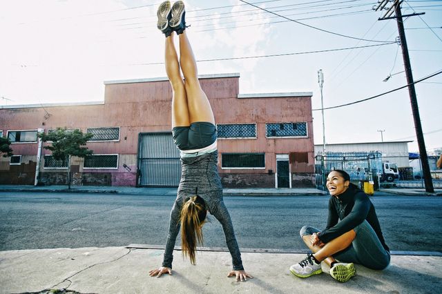 Стійка на руках – відмінна вправа, яка покращить ваше самопочуття - фото 317009