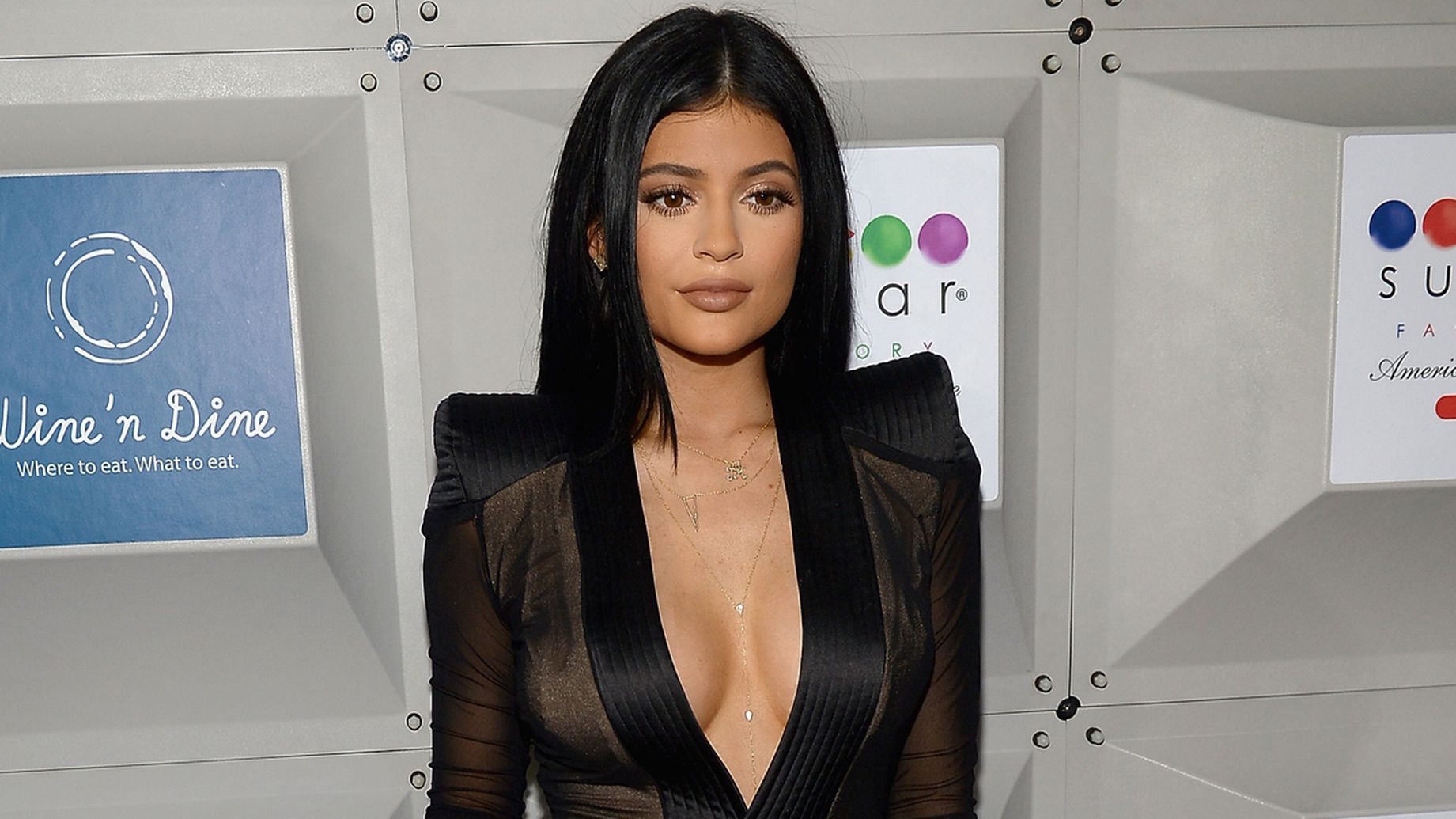 Глибоке декольте: відома модель захопила новим фото