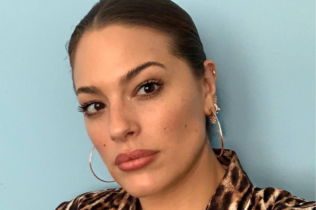 Спокуслива модель plus-size похизувалася фігурою в розкішній сукні