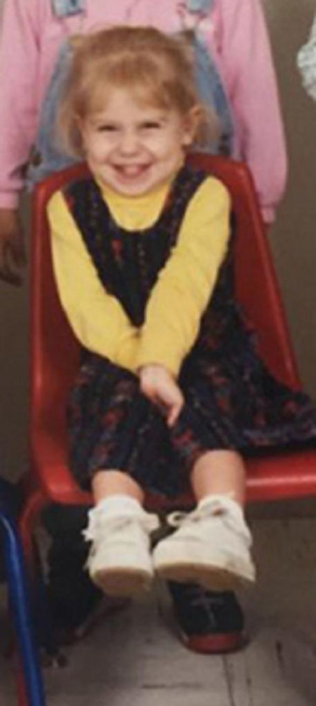 Чоловік знайшов дитяче фото дружини і побачив там себе - фото 317463