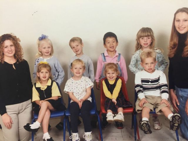 Чоловік знайшов дитяче фото дружини і побачив там себе - фото 317464