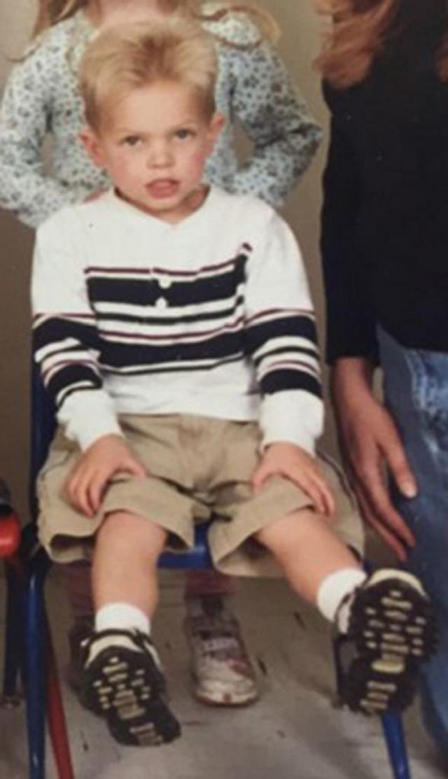 Чоловік знайшов дитяче фото дружини і побачив там себе - фото 317465