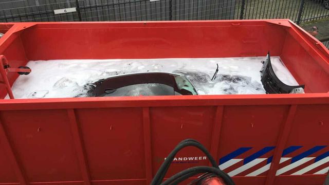 Пожежники випадково втопили суперкар BMW i8 - фото 317491