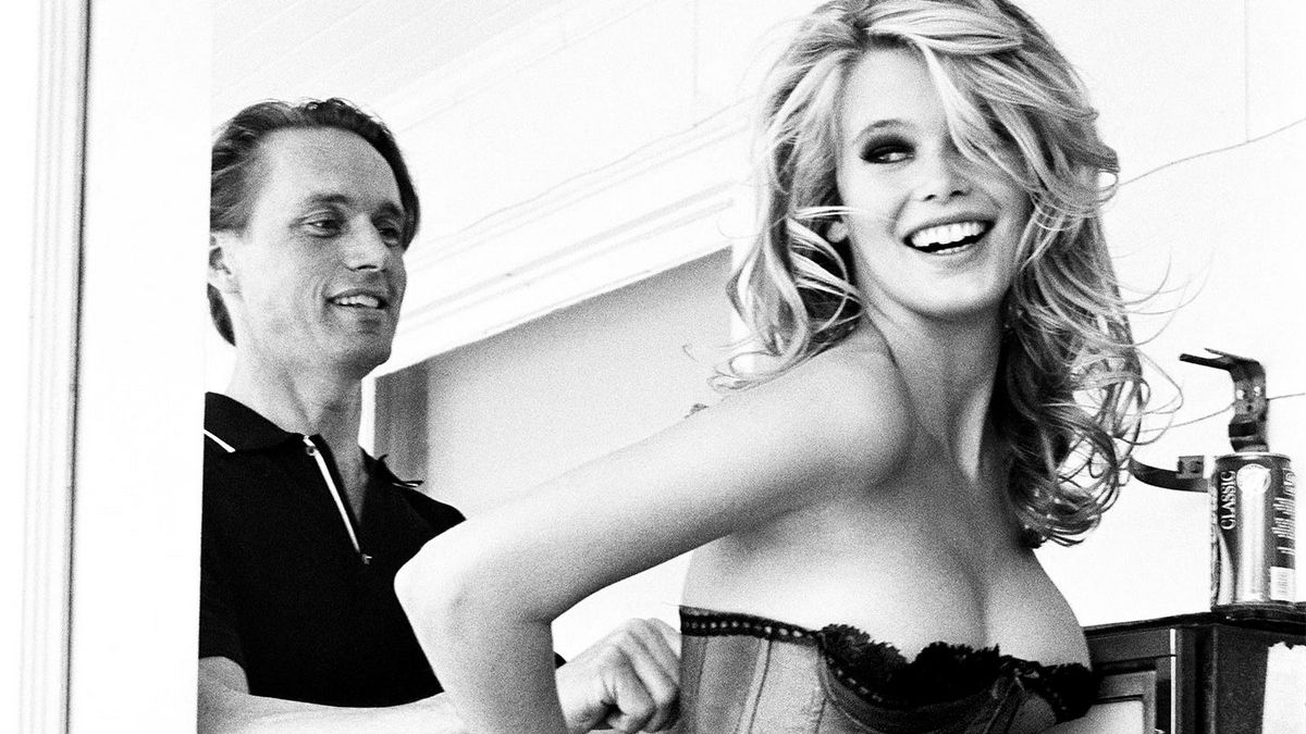 Зірка подіуму 1990-х вшанувала пам'ять дизайнера Карла Лагерфельда - фото 1