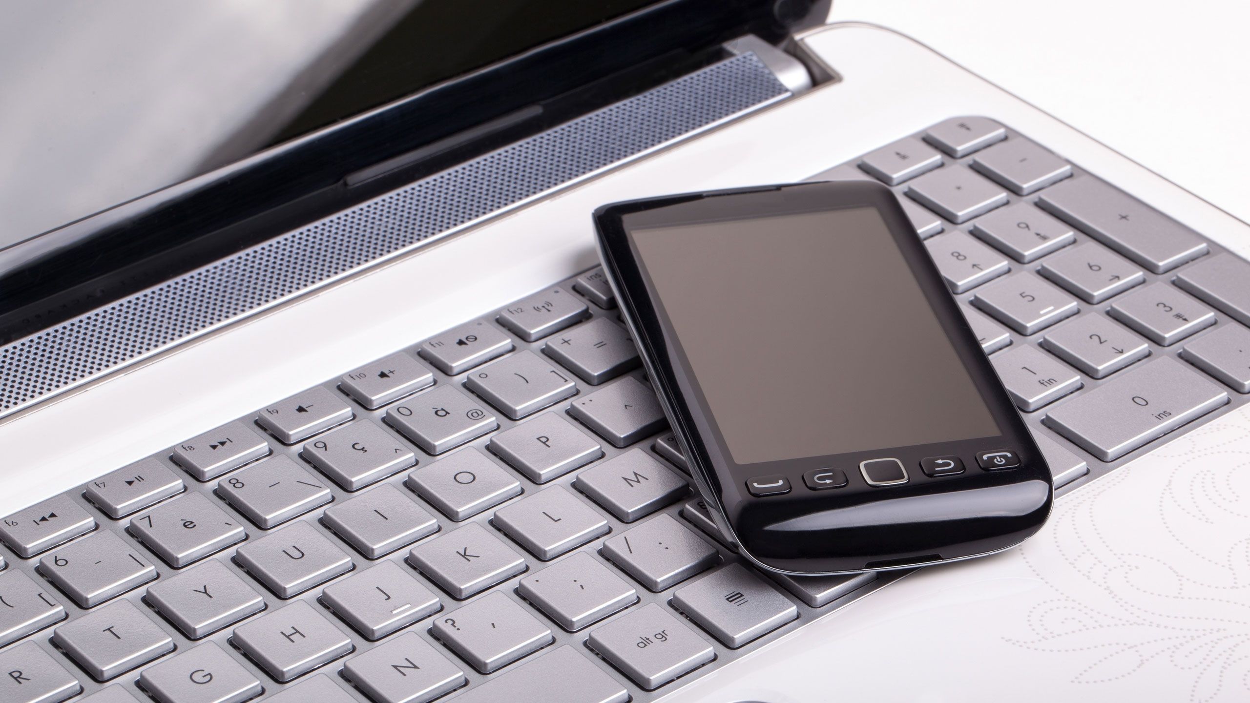 Чому не можна класти телефон на ноутбук