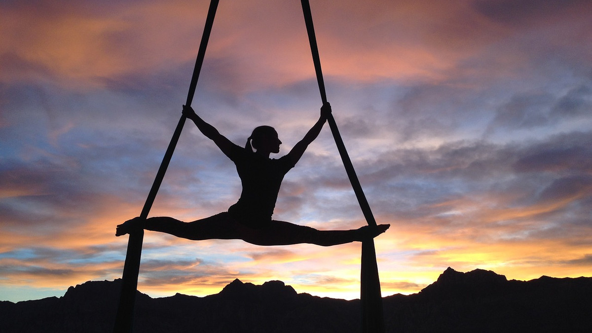Дівчина без кісток: гімнастка шокувала своїми трюками в незвичних місцях - фото 1