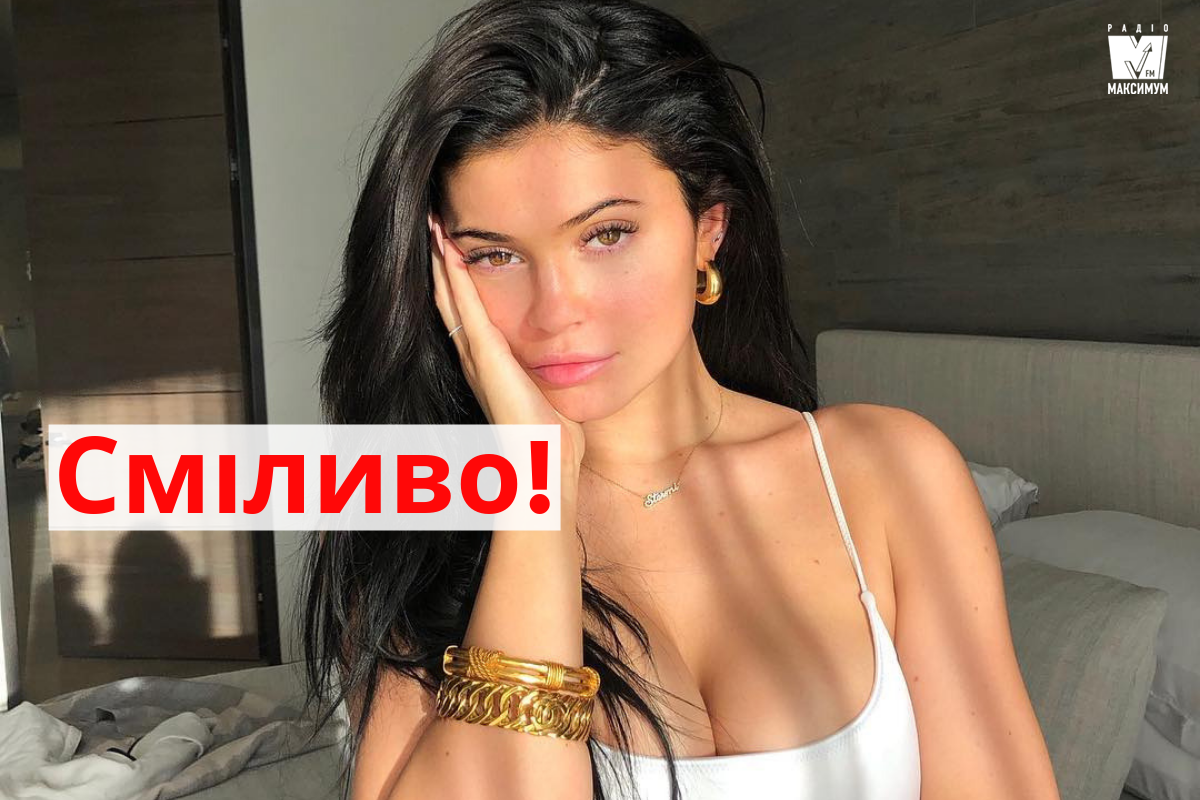 Зірка реаліті-шоу зваблює екстремально глибоким декольте