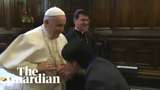 Чому Папа римський не дає цілувати руки: вірусне відео