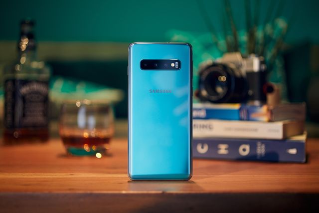 Samsung Galaxy S10 Plus визнали найкращим смартфоном - фото 317926
