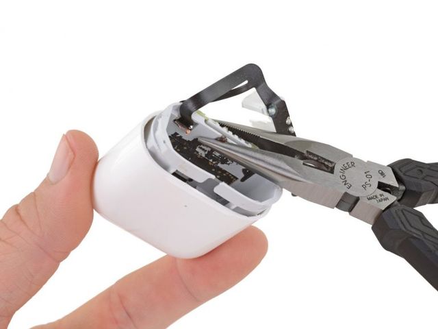 Повний нуль: Apple AirPods 2 неможливо ремонтувати - фото 317970