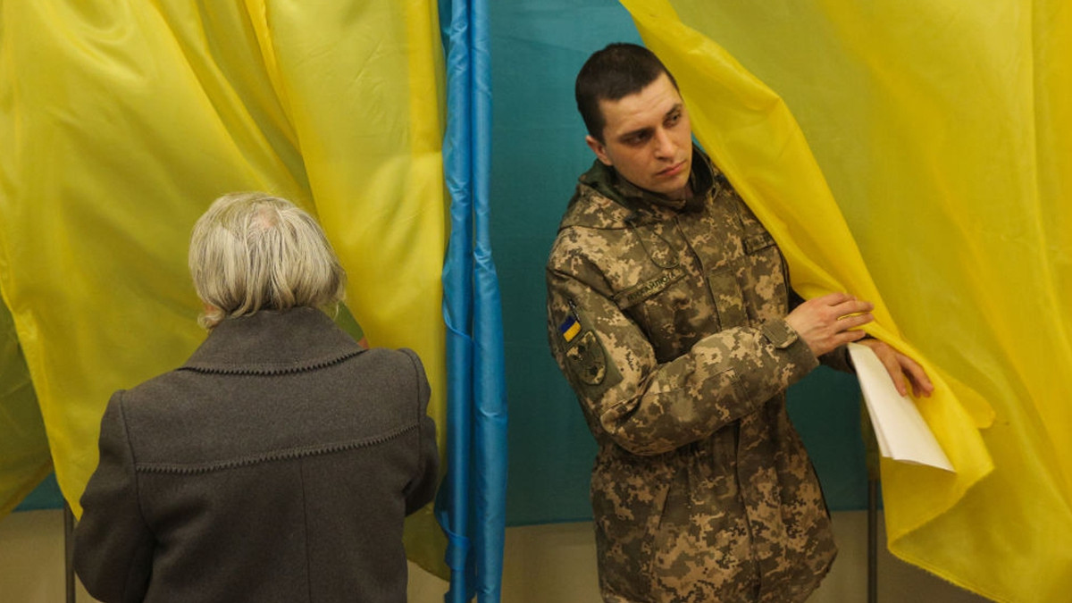Українці голосують на виборах - фото 1