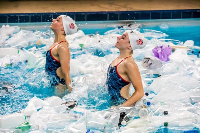 Британські синхроністки виконали номер у басейні з пластиком - фото 318178