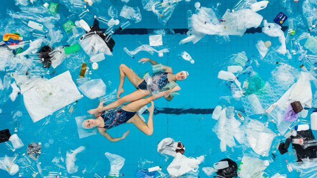 Британські синхроністки виконали номер у басейні з пластиком - фото 318182