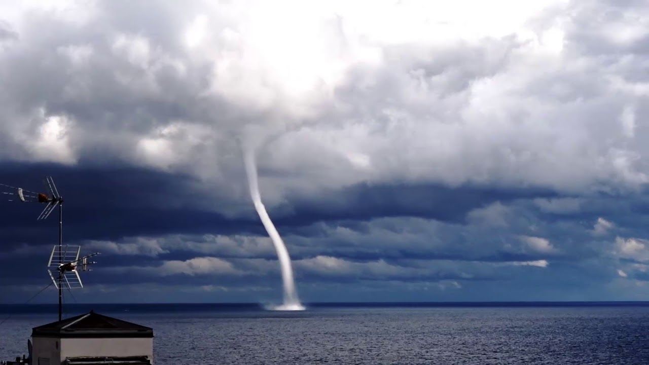 Водяний смерч в Малайзії - фото 1