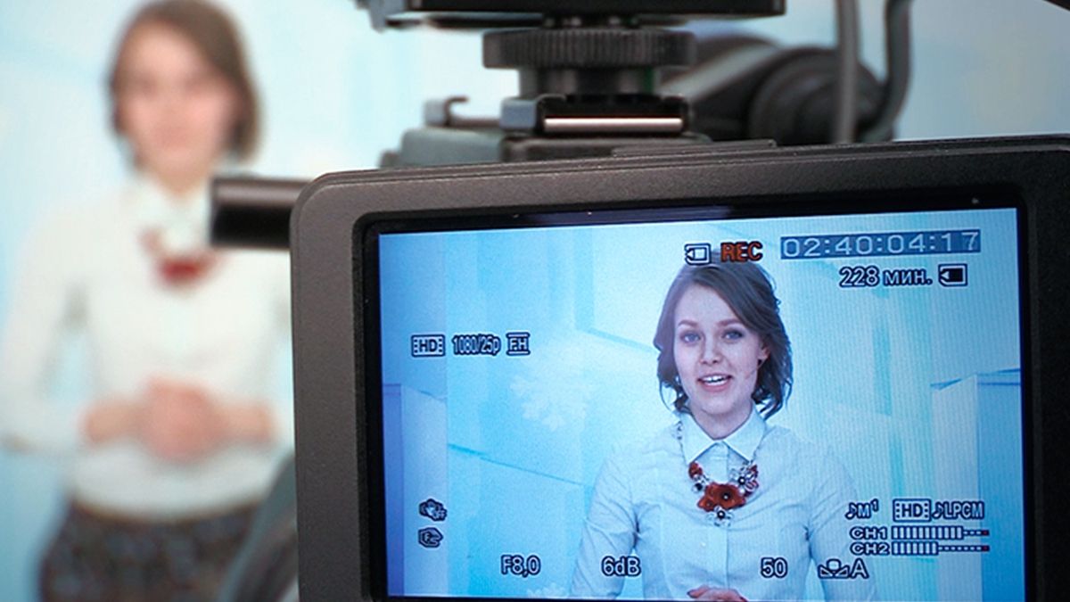 Журналістка зникла з кадру під час прямого ефіру: епічне відео