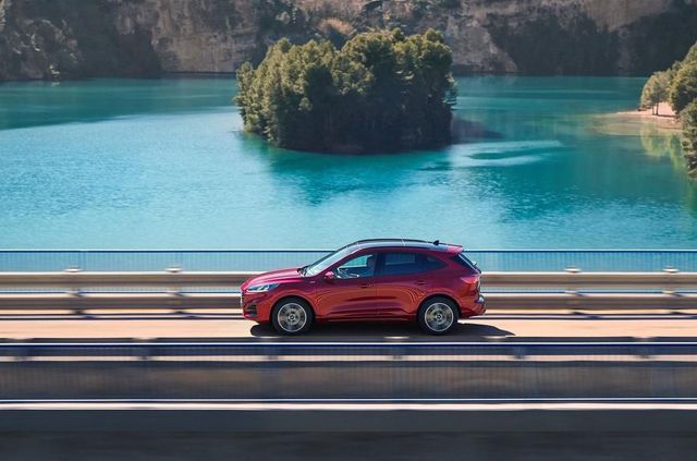 Представлений оновлений кросовер Ford Kuga: платформа від Focus і гібридні модифікації - фото 318599