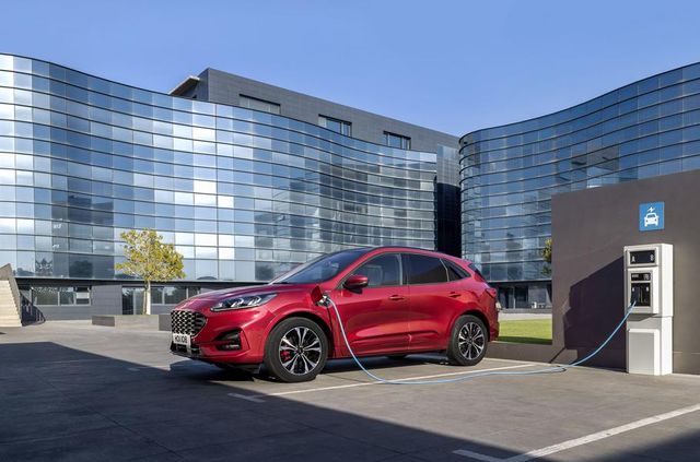 Представлений оновлений кросовер Ford Kuga: платформа від Focus і гібридні модифікації - фото 318601