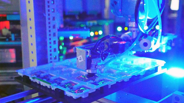 Xiaomi показала, як відбувається повний процес складання флагманського Mi9 - фото 318823