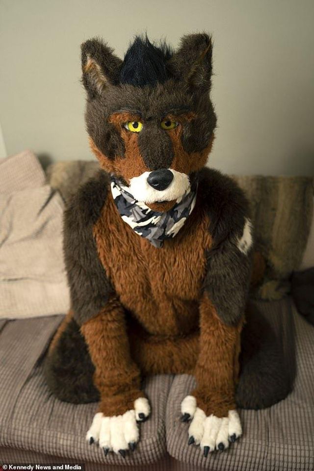 У Британії чоловік вирішив стати собакою - фото 319040