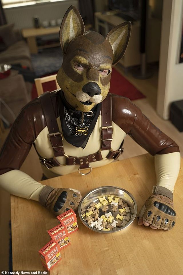 У Британії чоловік вирішив стати собакою - фото 319043