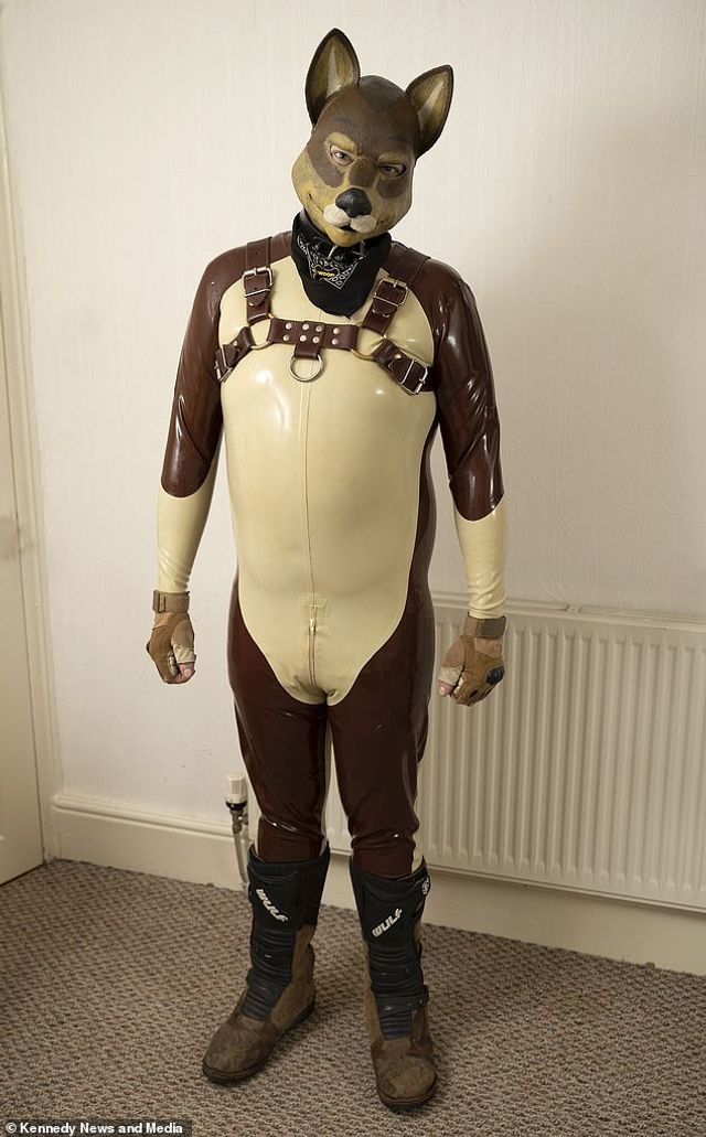 У Британії чоловік вирішив стати собакою - фото 319046