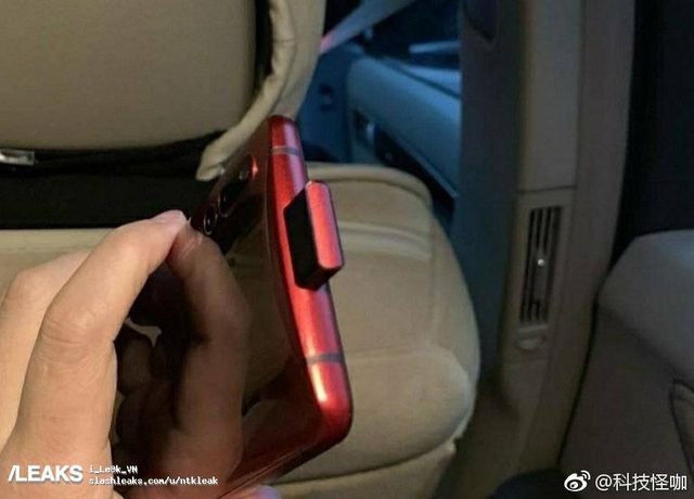 Смартфон отримав висувну селфі-камеру - фото 319339