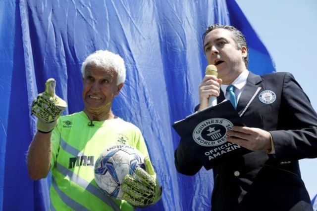 Найстарший футболіст світу потрапив до Книги рекордів Гіннеса - фото 319416