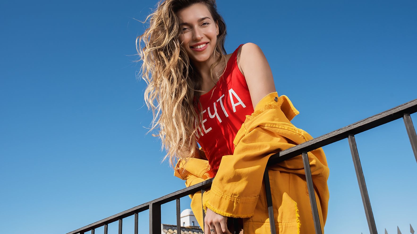 Регіна Тодоренко показала у Дубаї стрункі ніжки