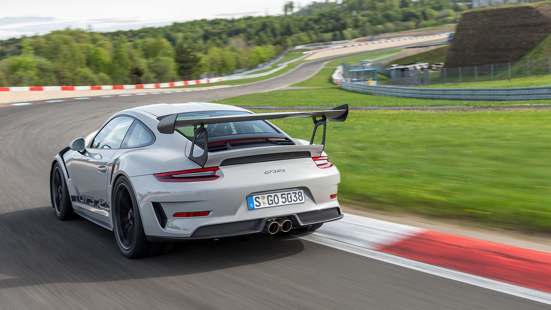 В Україні помітили дуже рідкісний дорогий спорткар