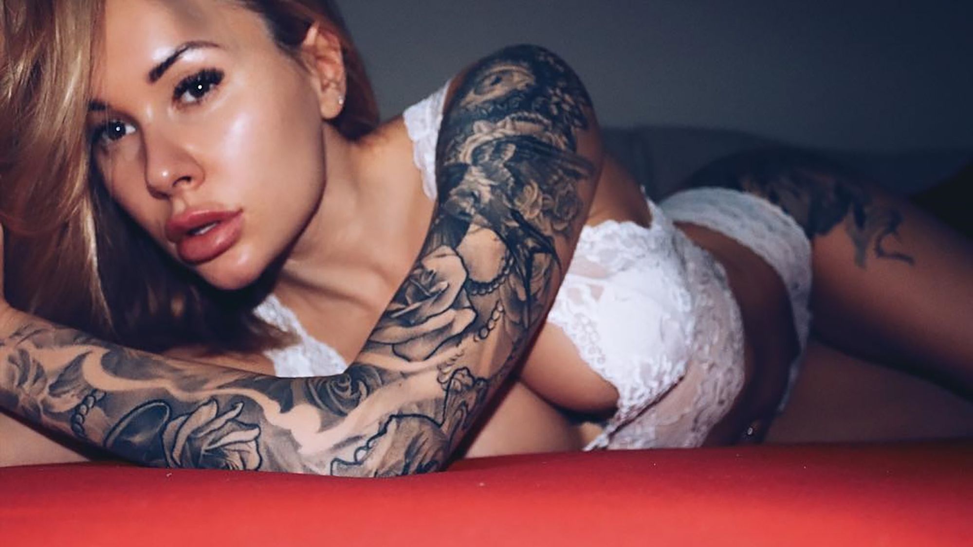 Спекотна дружина українського футболіста показала, як швидко вийти заміж