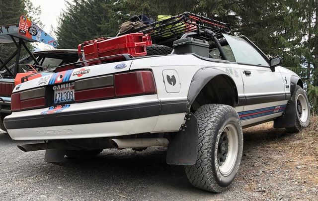 300 конячок: старий Ford Mustang перетворили на позашляховик - фото 319696