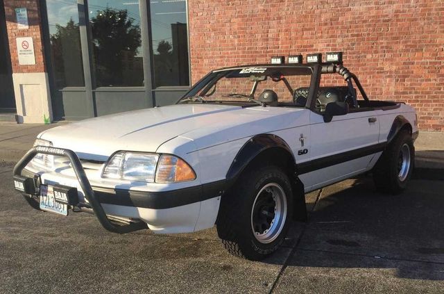 300 конячок: старий Ford Mustang перетворили на позашляховик - фото 319697