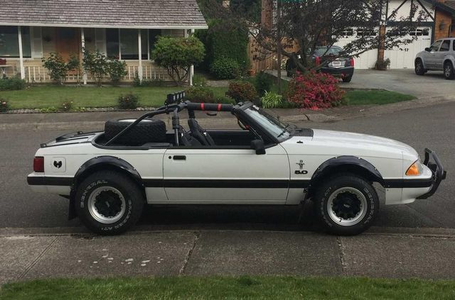 300 конячок: старий Ford Mustang перетворили на позашляховик - фото 319698