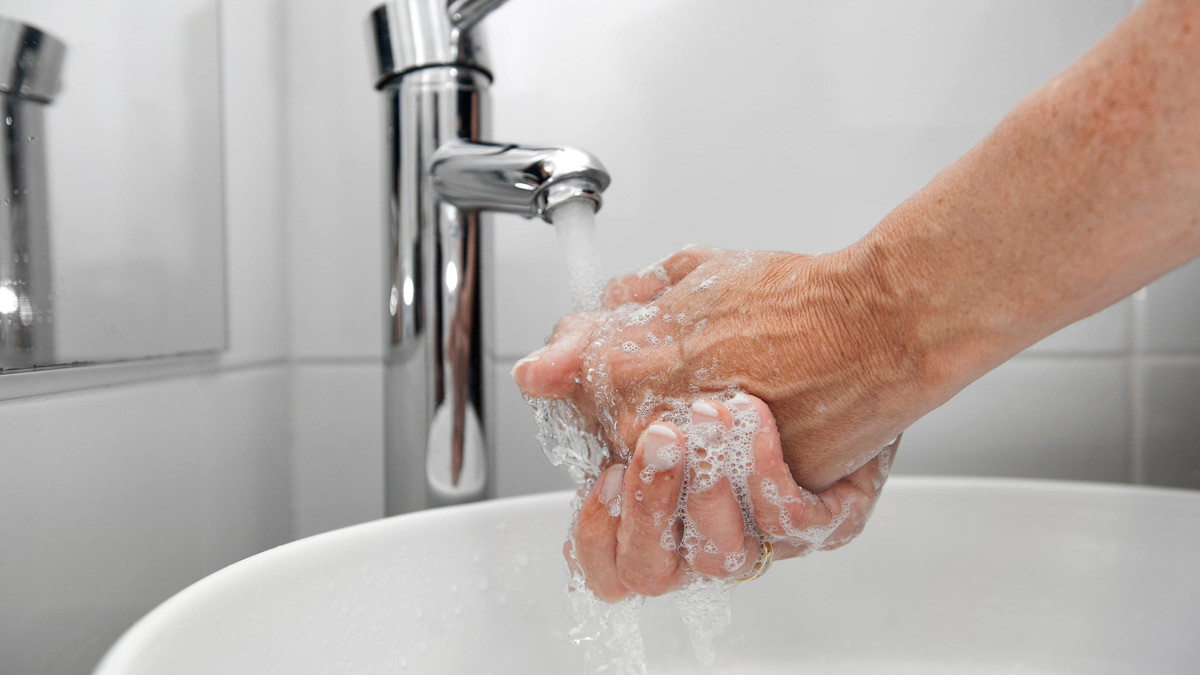 Не полінуйтесь мити руки з милом - фото 1